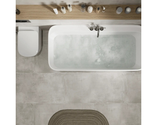 Översikt över ett badrum med badkar, toalett, hylla och badrumsmatta