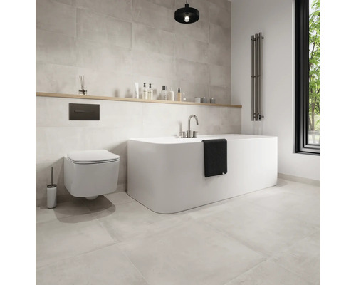 Badrum med badkar, toalett och element