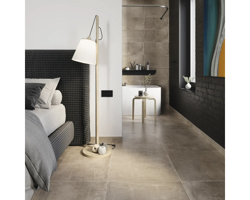 Badrum och sovrum med badkar, golvlampa och säng