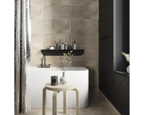 Badrum med badkar, vägghylla, pall och kakel