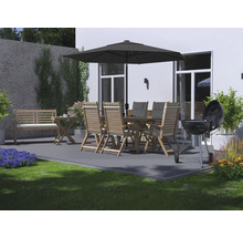 Terrass med trädgårdsmöbler, grill och parasoll
