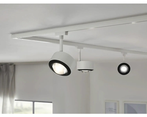 Vitt skensystem med tre spotlights i taket.