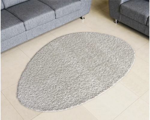 Oval textilmatta under möbler