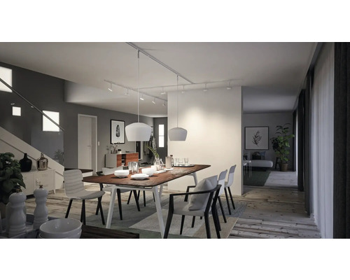 Ljus matplats med matbord, stolar, pendellampor och skensystem