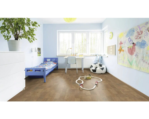 Ljust barnrum med säng, skrivbord, leksaker och korkgolv