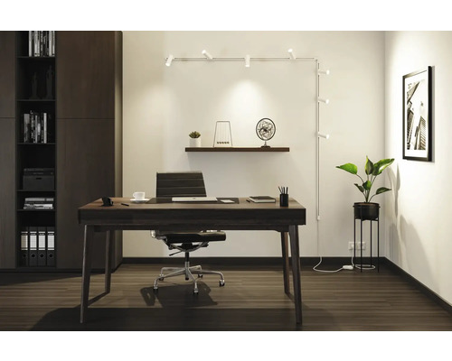 Arbetsrum med skrivbord, kontorsstol, hylla och belysning