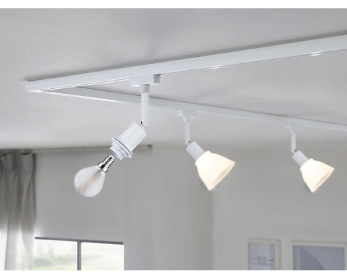 Taklampa med tre spotlights och en glödlampa som ännu inte är inskruvad