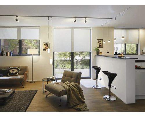 Vardagsrum med soffa, fåtölj, barstolar och rullgardiner