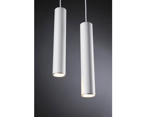 Två vita rörformiga hänglampor med ljus