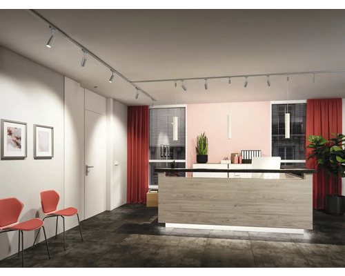 Väntrum med reception, skenspots och stolar