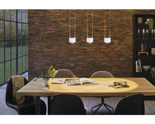 Matsal med matbord, stolar och hängande lampor