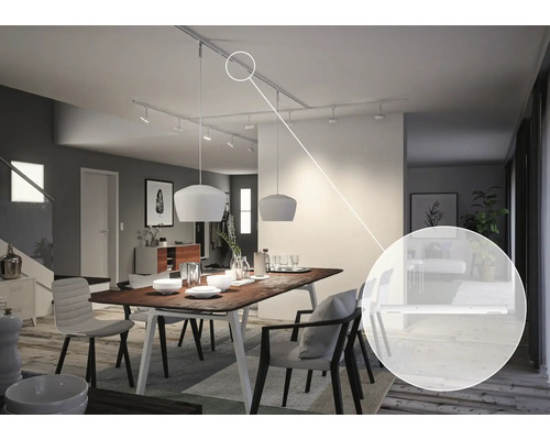 Matsal med matbord och skensystem med spotlights och pendellampor