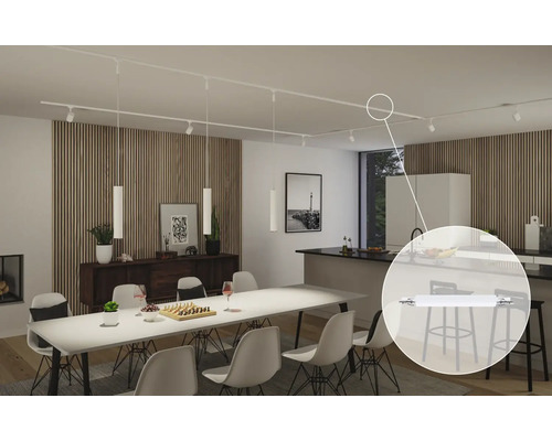 Matsal med matbord, stolar och ett takskensystem med spotlights