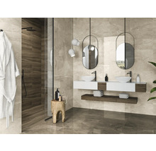 Modernt badrum med trä- och stenimitation, tvättställ med två handfat, speglar och dusch.