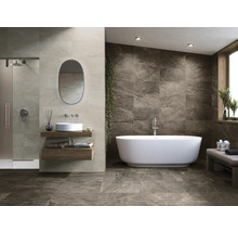 Ljust badrum med dusch, handfat och fristående badkar samt vägg- och golvplattor med naturstensutseende.