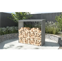 Vedförvaring av metall i trädgården med staplad ved