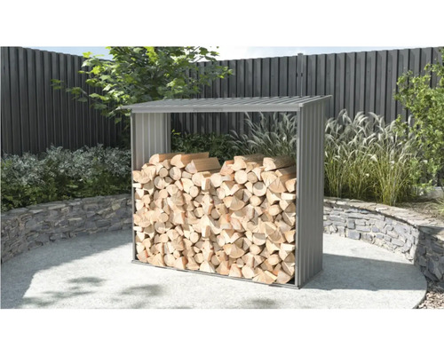 Vedförvaring av metall i trädgården med staplad ved
