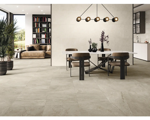 Ljust vardagsrum med matbord, stolar och golvplattor