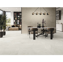 Ljust vardagsrum med klinkergolv, matbord och bokhylla