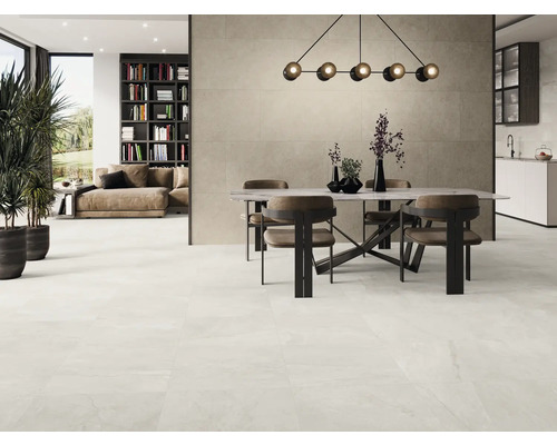 Ljust vardagsrum med klinkergolv, matbord och bokhylla