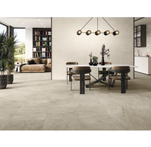 Ljust vardagsrum med golvplattor, matbord och bokhylla