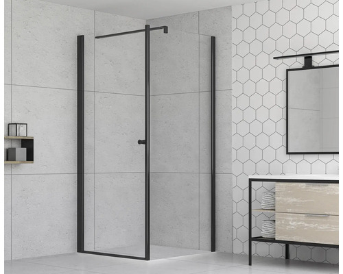 Duschvägg med svart ram i ett badrum