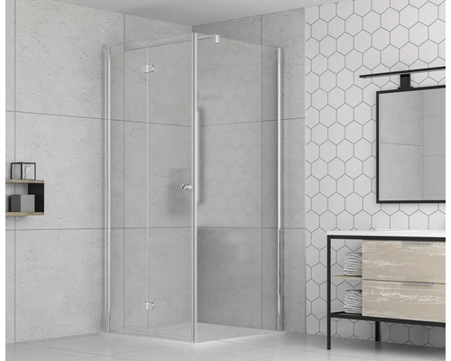 Badrum med duschkabin i glas, tvättställ och spegel