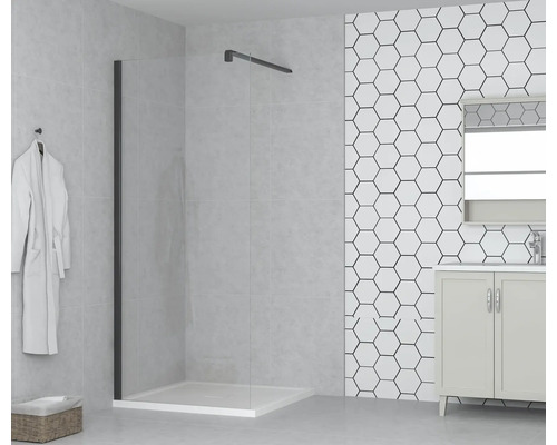 Badrum med duschkabin, tvättställsskåp och spegel