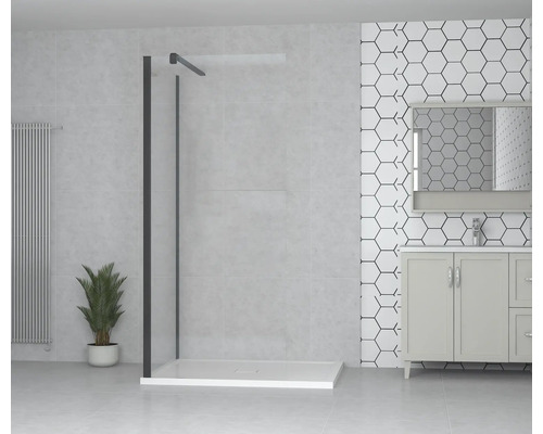 Badrum med walk-in dusch, tvättställsskåp och element