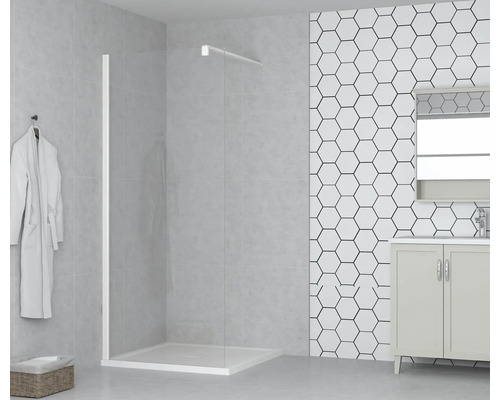 Modernt badrum med duschvägg, tvättställ och spegel