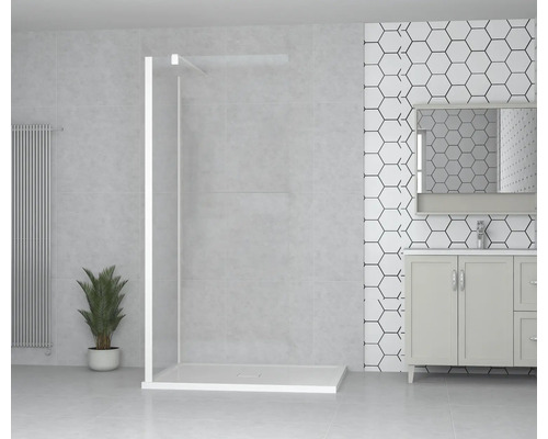 Badrum med duschvägg, tvättställsskåp och spegel