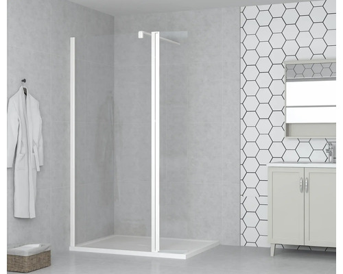 Badrum med duschvägg, handfat och handduk