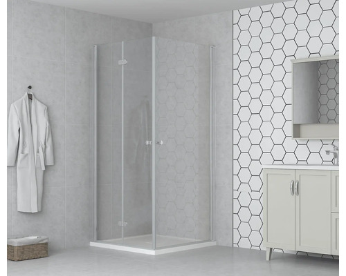 Duschkabin med klart glas i ett ljust badrum