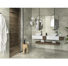 Ljust badrum med dusch, dubbla handfat, hängande speglar och gråa plattor.