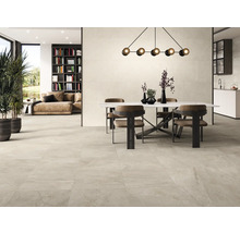 Ljust vardagsrum med klinkergolv, matbord och bokhylla