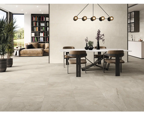 Ljust vardagsrum med matbord, stolar och golvplattor.