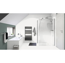 Ljust badrum med badkar, duschkabin och värmeelement