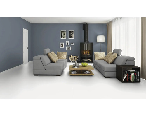 Ljust vardagsrum med grå soffor, öppen spis och trä