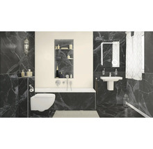 Modernt badrum med toalett, badkar, handfat och spegel framför marmorplattor