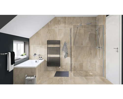 Ljust badrum med badkar och dusch under ett sluttande tak