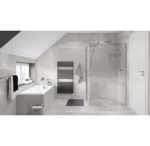 Badrum med badkar, dusch, element och gråa kakelplattor