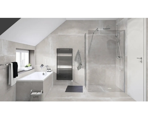 Badrum med badkar, dusch, element och gråa kakelplattor