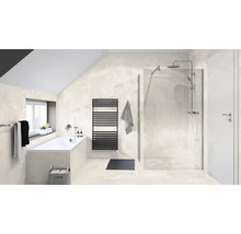 Badrum med badkar, dusch, handdukstork och ljusa plattor