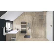 Badrum med badkar, dusch och radiator