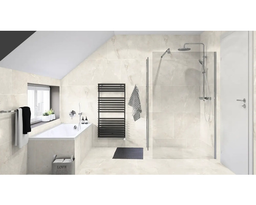 Badrum med badkar, dusch, handdukstork och ljusa plattor.