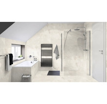 Ljust badrum med badkar, dusch och radiator