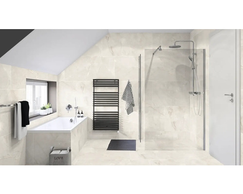 Ljust badrum med badkar, dusch och radiator