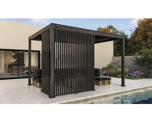 Pergola med lamellvägg och trädgårdsmöbler vid poolen