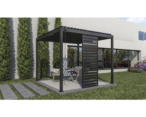 Scen med en pergola med skjutbar sidovägg, ett bord och två stolar i en trädgård.