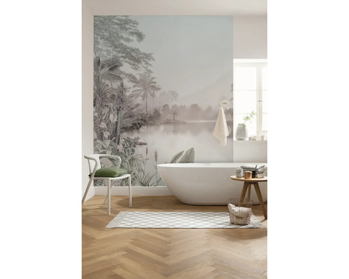 Badrum med fototapet, badkar, stol och matta för en ljus och rymlig atmosfär